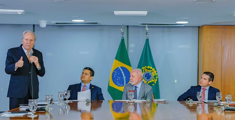Lula embarca à Itália; Moraes manda prender Collor; e fraude no INSS