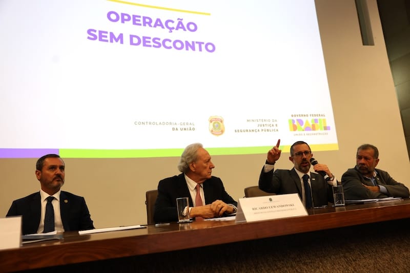 Presidente do INSS, demitido; PEC da Segurança Pública; e cúpula climática.