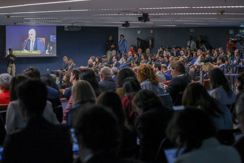 Moraes defende papel do STF contra 'tentativas de coação' internas e externas