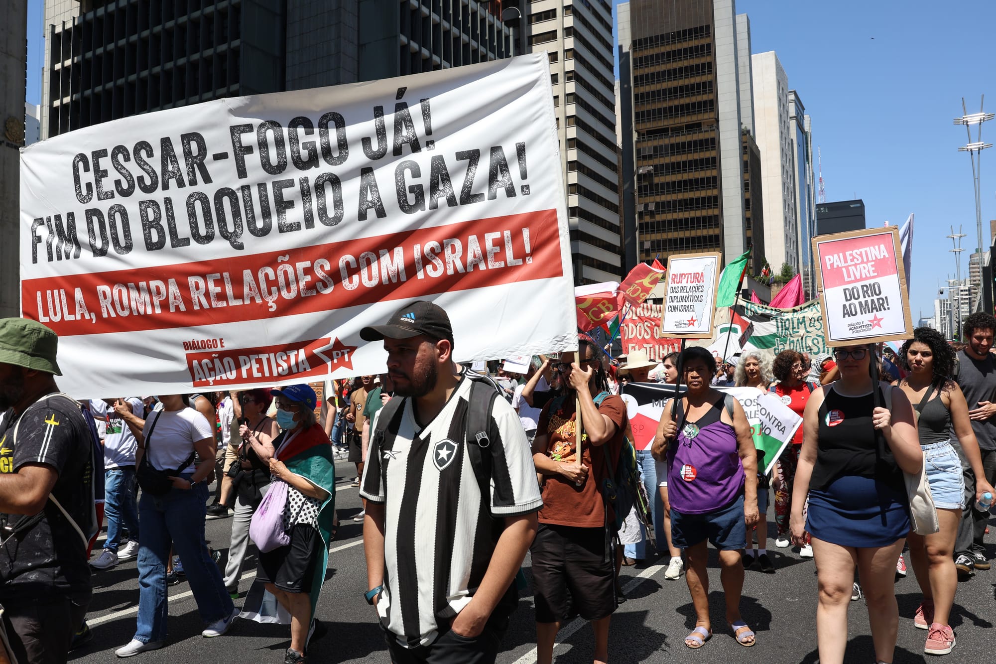 Na véspera das conversas sobre paz no Egito, Israel bombardeia Gaza e mata mais 24 palestinos