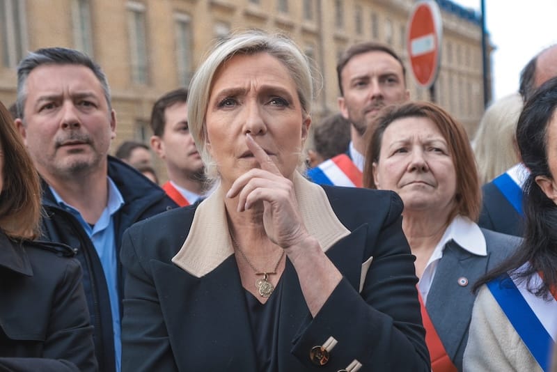 Condenada à prisão, Marine Le Pen está inelegível para as eleições da França de 2027