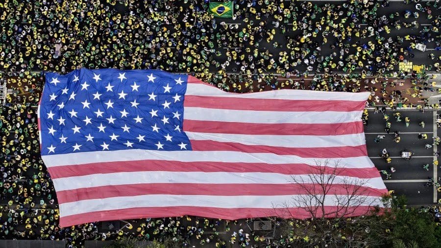 No Dia da Independência do Brasil, bolsonaristas estendem bandeira dos EUA na Paulista