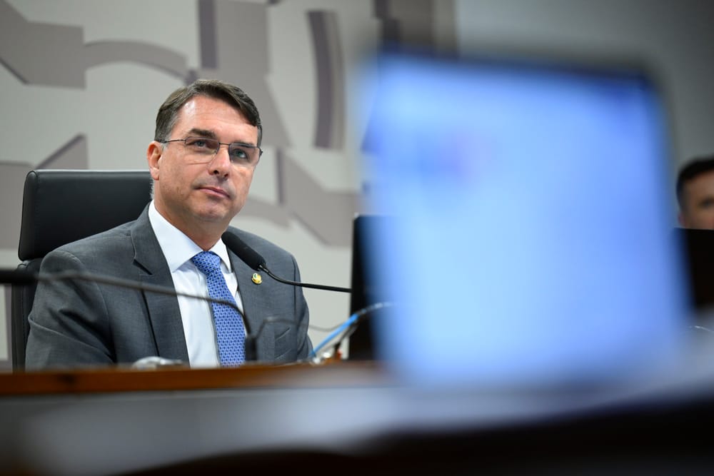 Flávio Bolsonaro e aliados explicam que candidatura à Presidência é 'para valer'