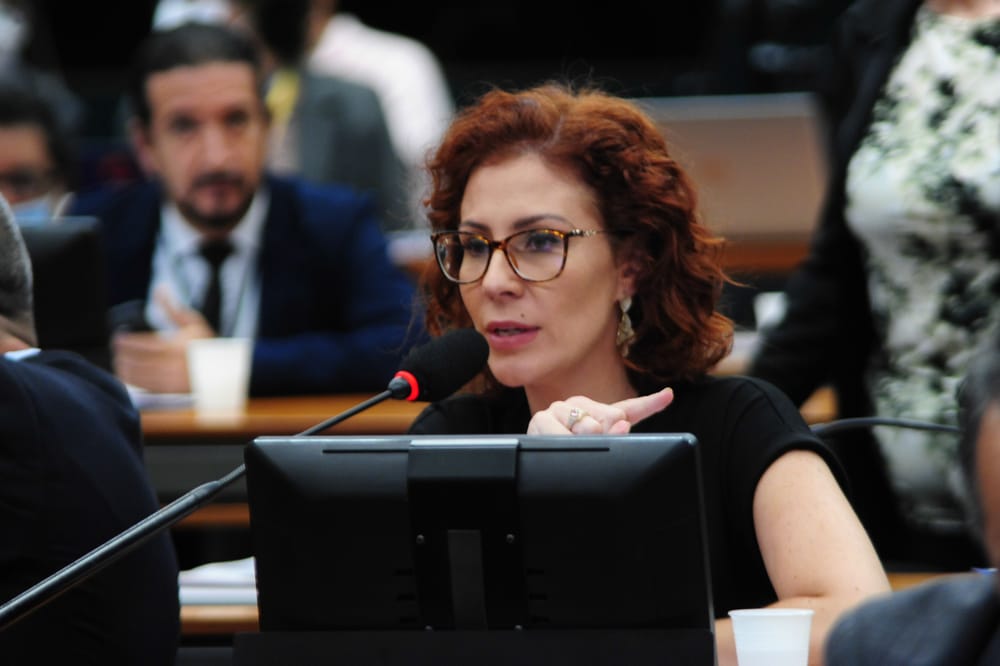 Carla Zambelli renuncia ao mandato; suplente vai assumir