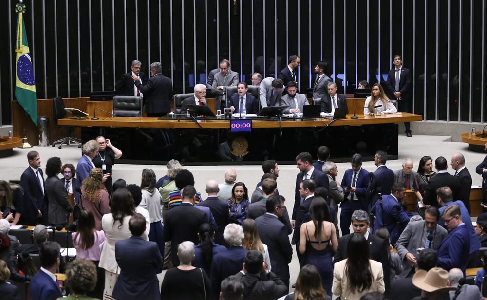 Câmara mantém mandatos de Glauber Braga e Carla Zambelli