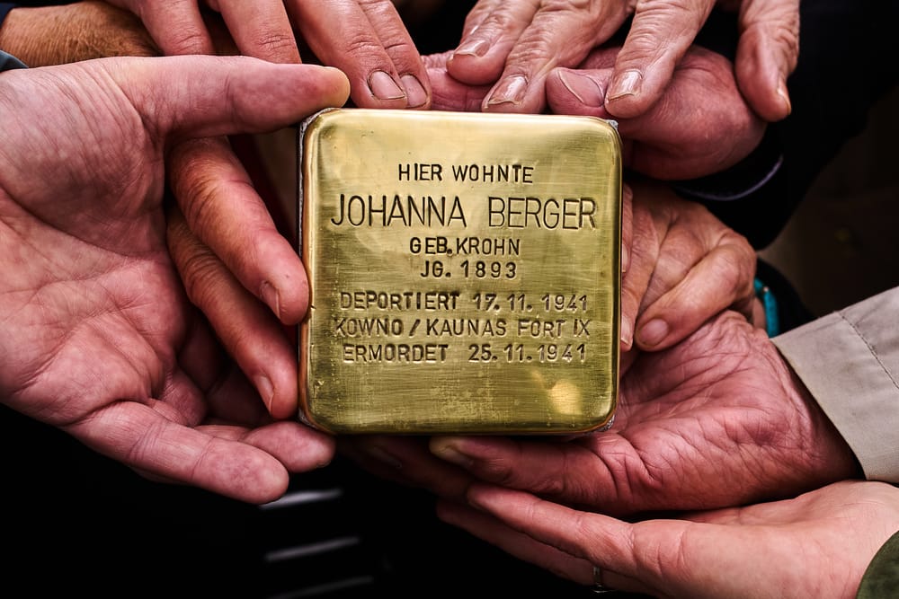 Em cidade alemã, extrema-direita se mobiliza contra placas memoriais do Holocausto