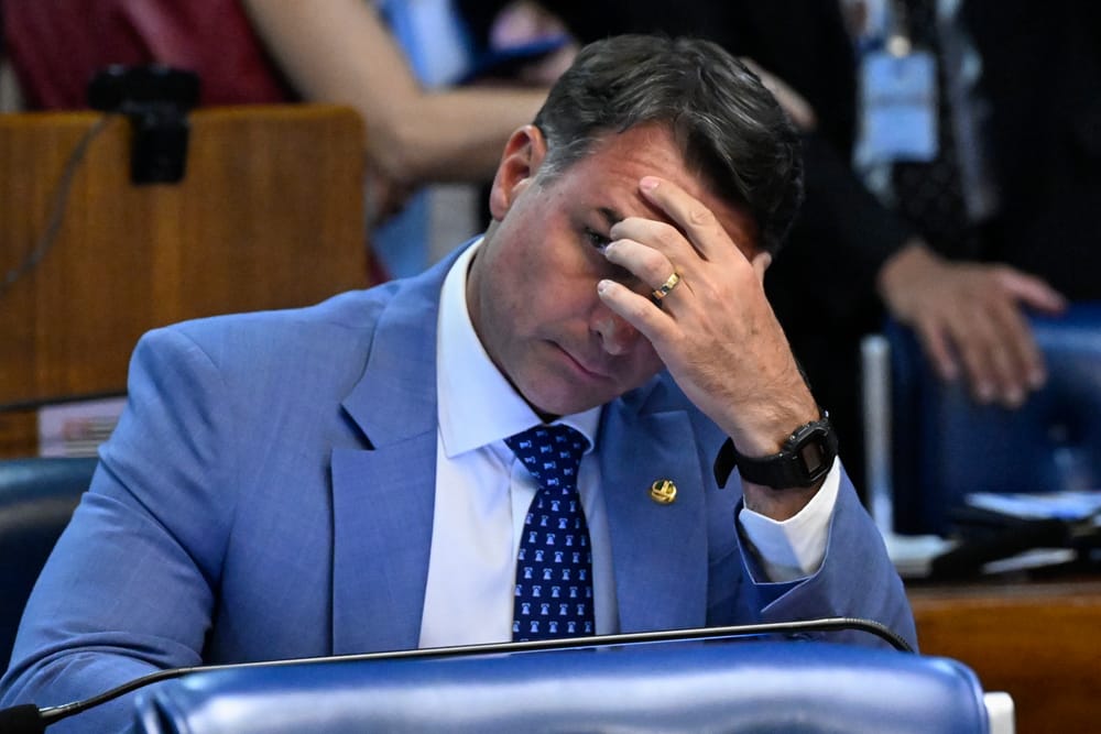 Onde está Flávio Bolsonaro? Paradeiro do candidato derrotado à Presidência é incerto