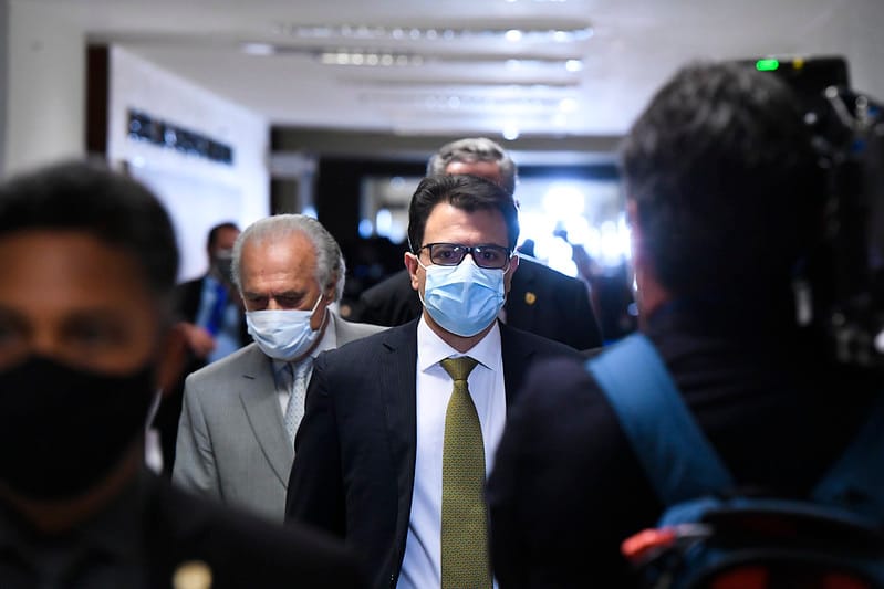 Senador rebate comentário homofóbico na CPI