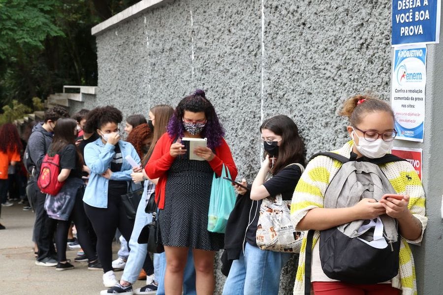 Estudantes esperam a abertura dos portões no primeiro dia de provas do Exame Nacional do Ensino Médio - Enem, na Universida