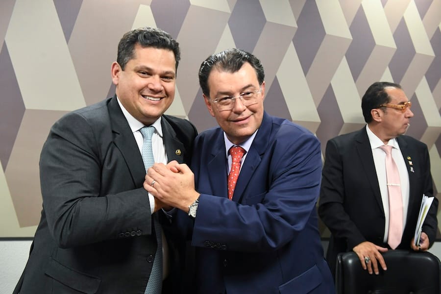 O presidente da CCJ, senador Davi Alcolumbre (União-AP), cumprimenta o relator da PEC 45/2023, senador Eduardo Braga (MDB-AM