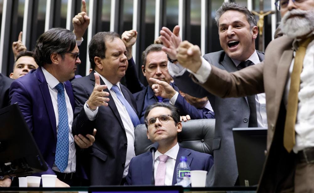 Motim na Câmara: deputados bolsonaristas tomam Mesa Diretora e travam sessão
