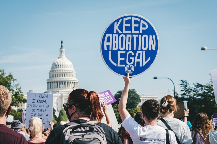 #807: Por motivos distintos, Brasil e EUA discutem aborto