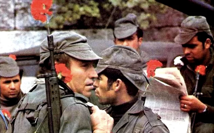 Entenda o que foi a Revolução dos Cravos, que completou 50 anos em 2024 🌹
