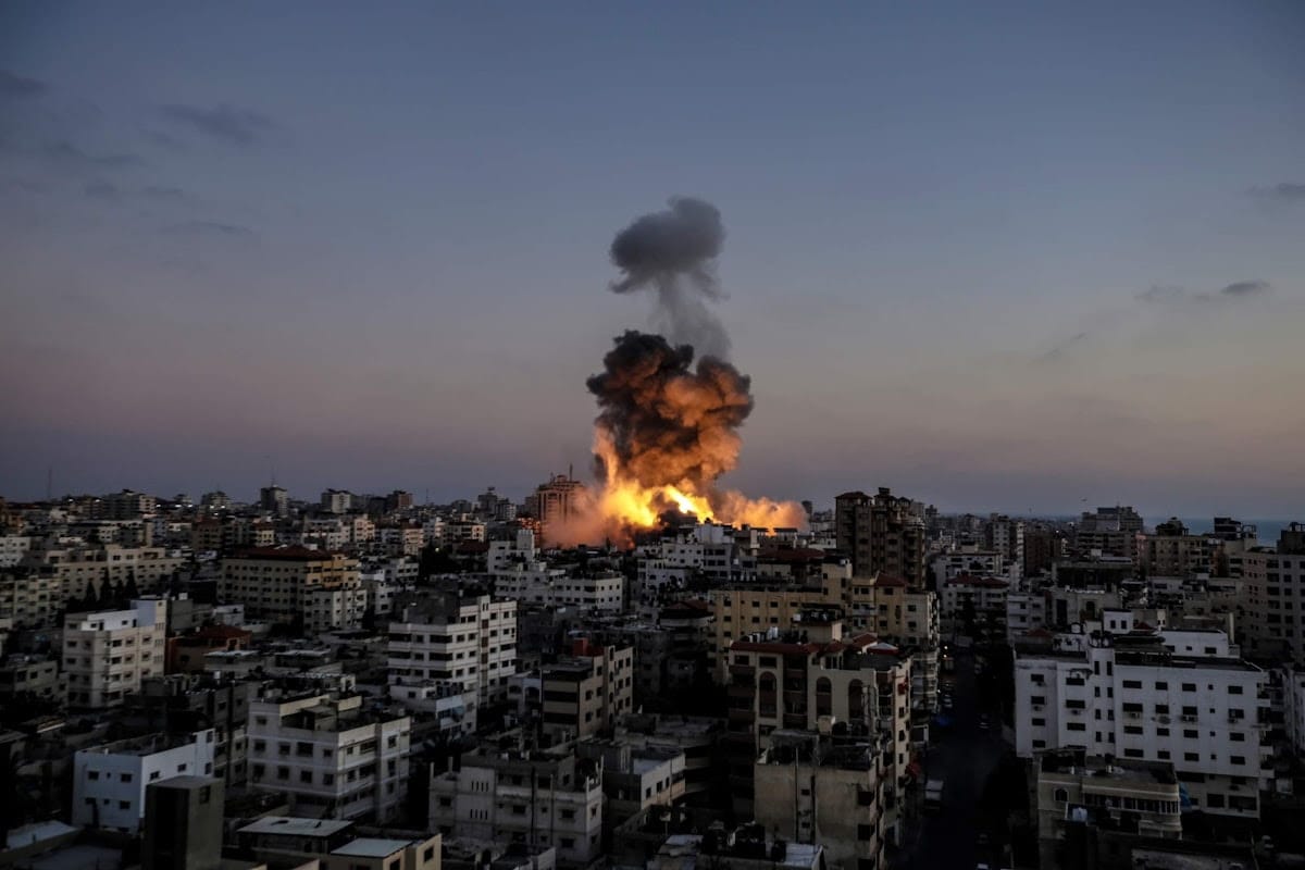 Na véspera das conversas sobre paz no Egito, Israel bombardeia Gaza e mata mais 24 palestinos