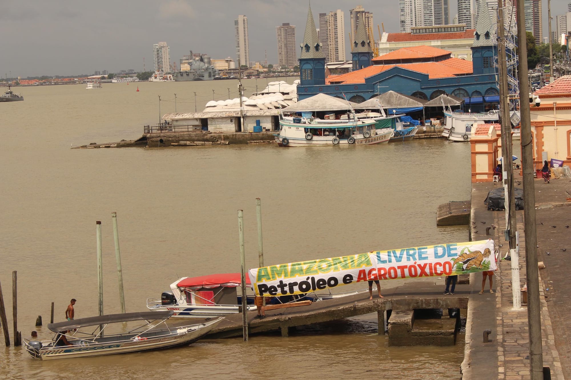 ONGs abrem faixas na Baía do Guajará e no Marajó para atrair a atenção aos desafios da Amazônia na COP30
