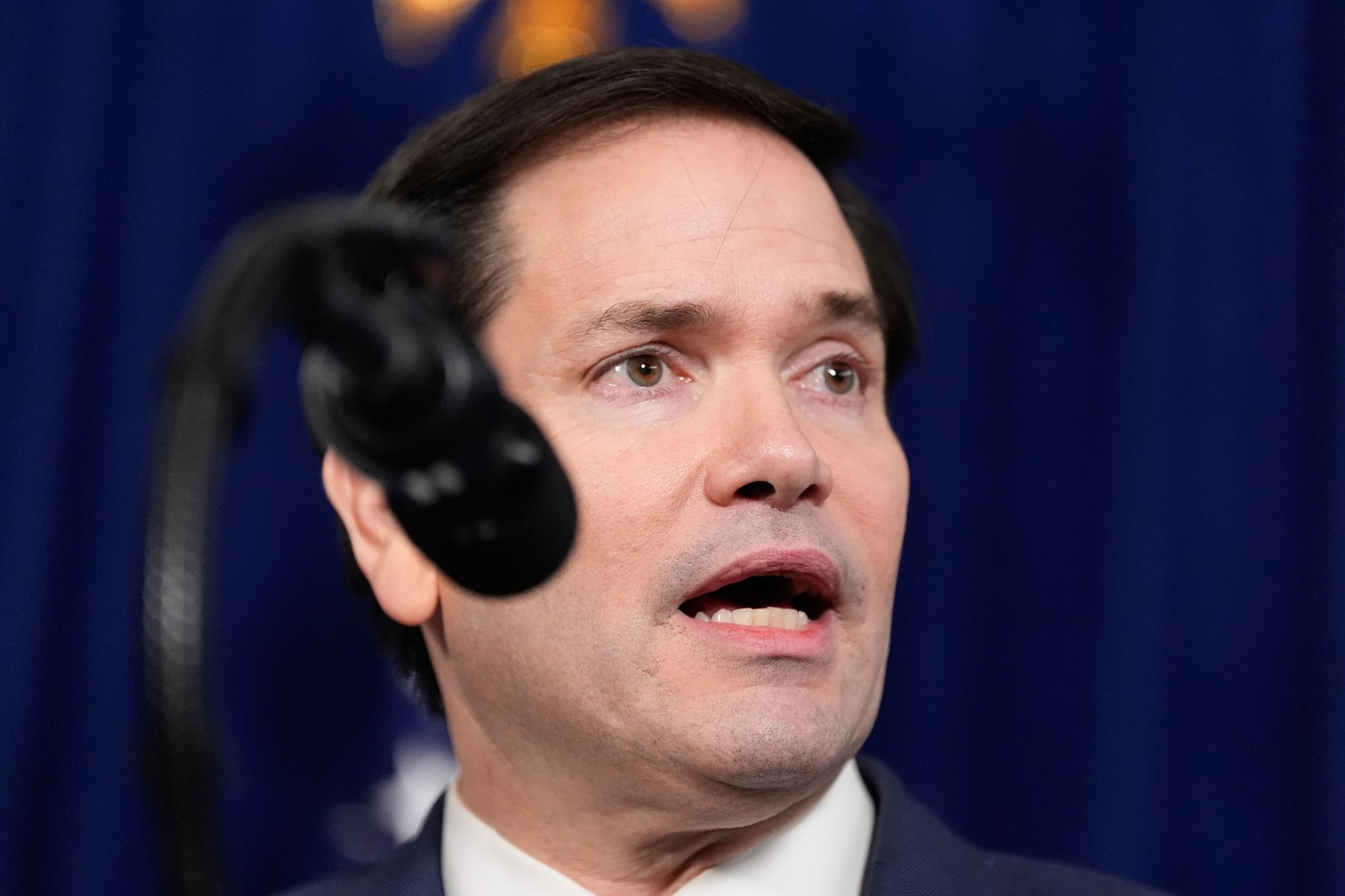 Rubio diz que EUA pressionarão mudança na Venezuela com embargo ao petróleo, enquanto Trump insiste que 'estamos no comando'