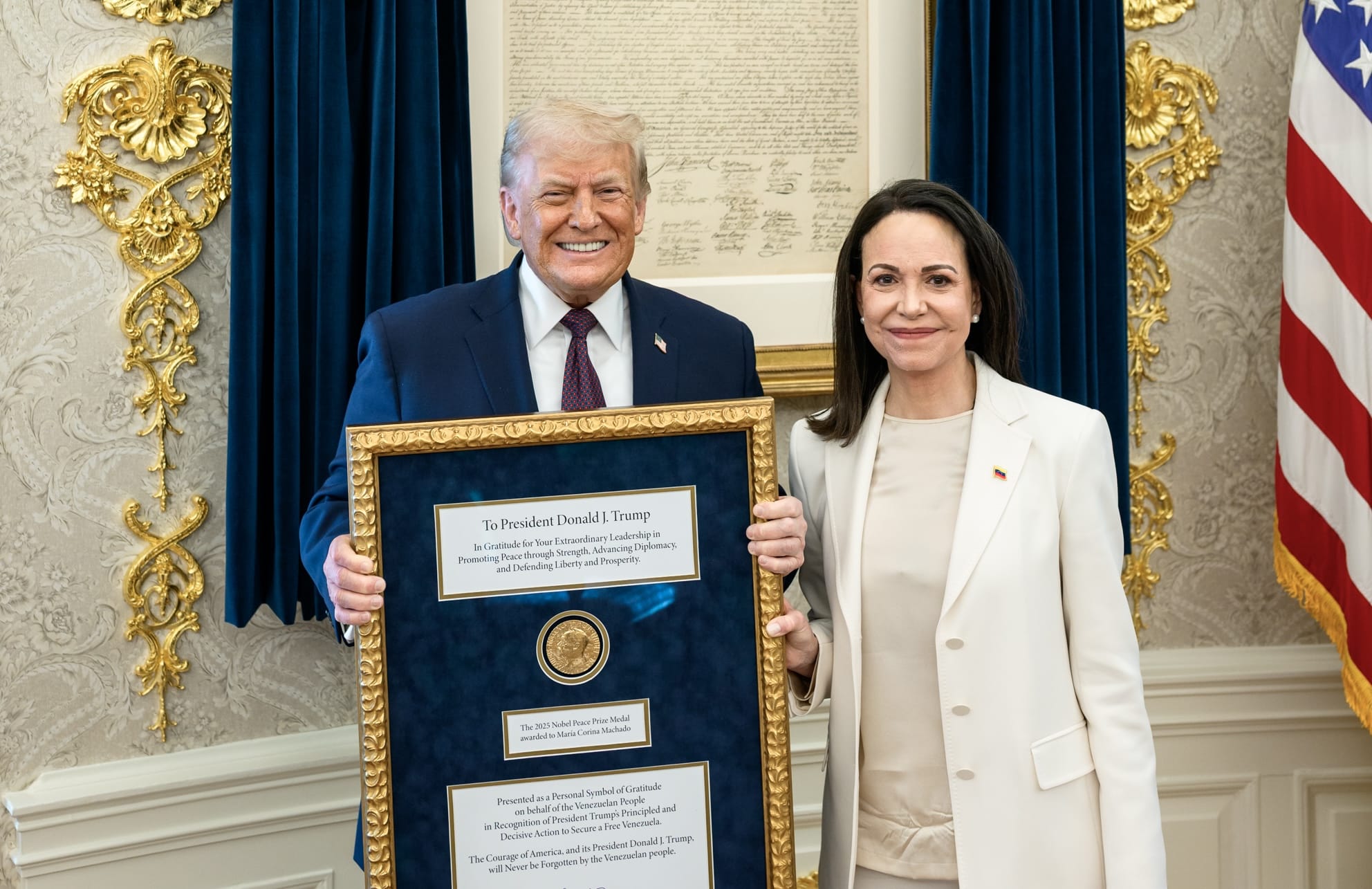 Líder da oposição da Venezuela entrega Prêmio Nobel da Paz a Trump durante encontro