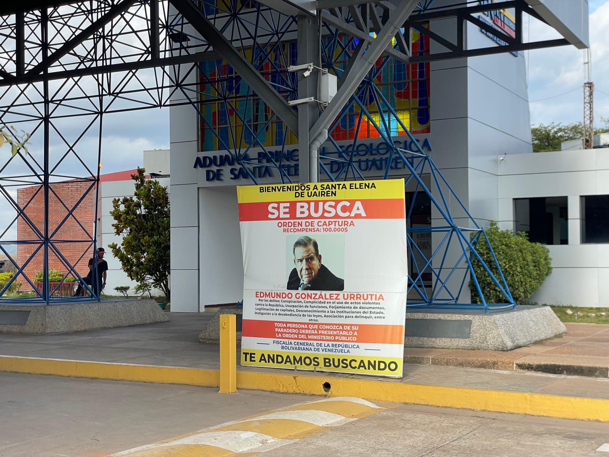 ‘Se busca’: fronteira da Venezuela com o Brasil tem placa para capturar opositor de Maduro