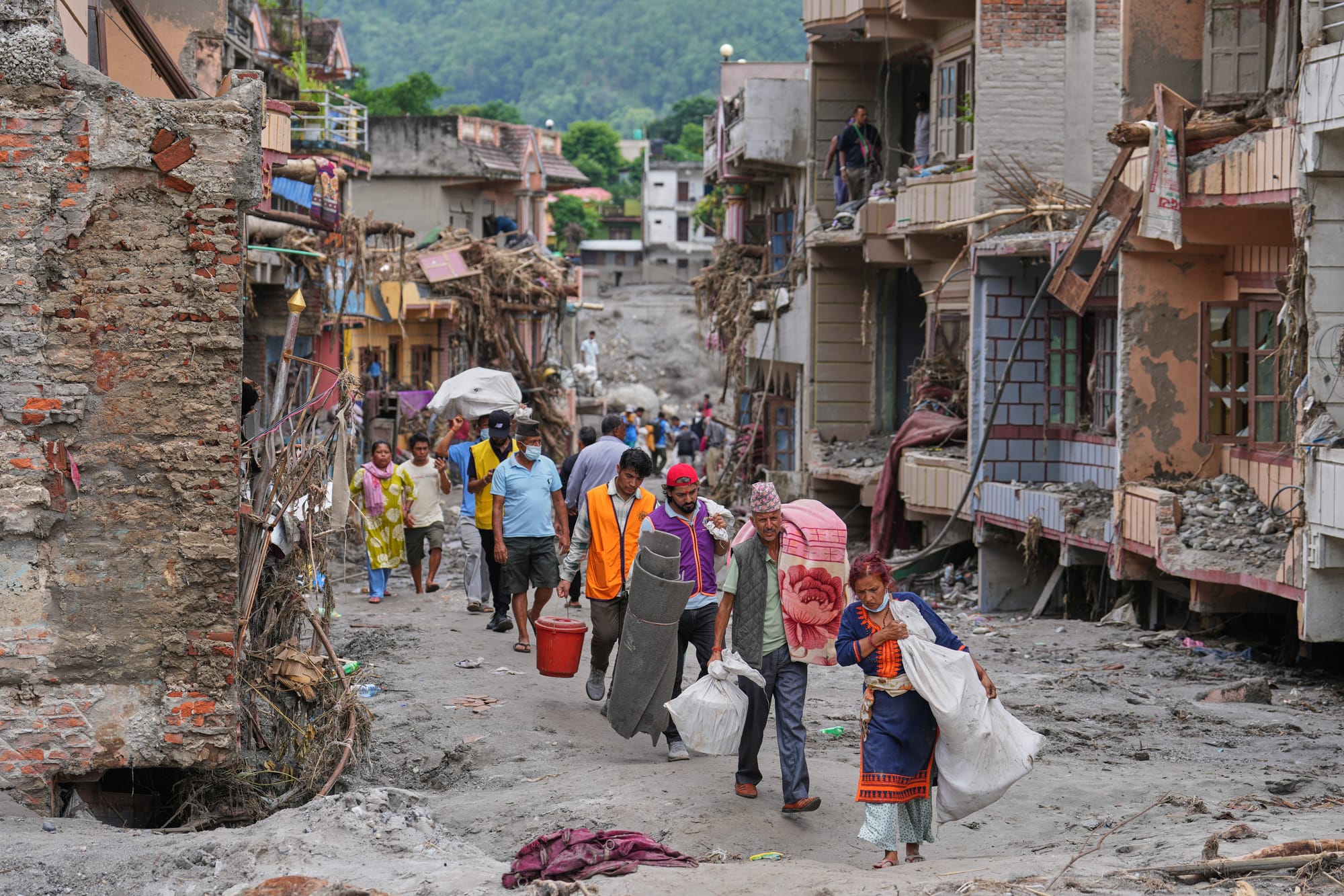 Sobreviventes das enchentes no Nepal chegam a áreas seguras; há quase 3 mil desaparecidos