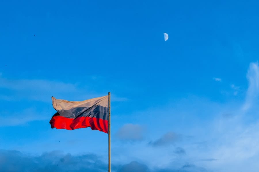 Bandeira da Rússia / Foto: Sam Oxyak/Unsplash