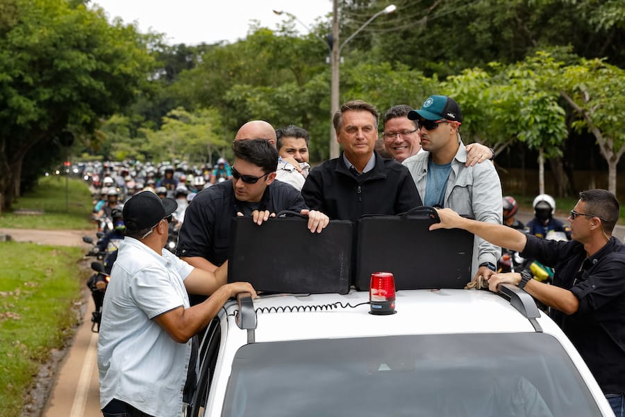 (Porto Velho - RO, 03/02/2021) Presidente da República Jair Bolsonaro, cumprimenta populares em sua chegada a Porto Velho /