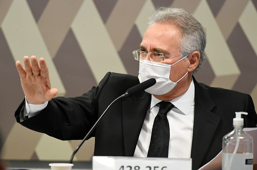 O relator da CPI, Renan Calheiros, se dirigindo aos demais senadores em uma das aberturas de sessão da CPI / Fonte: Agência