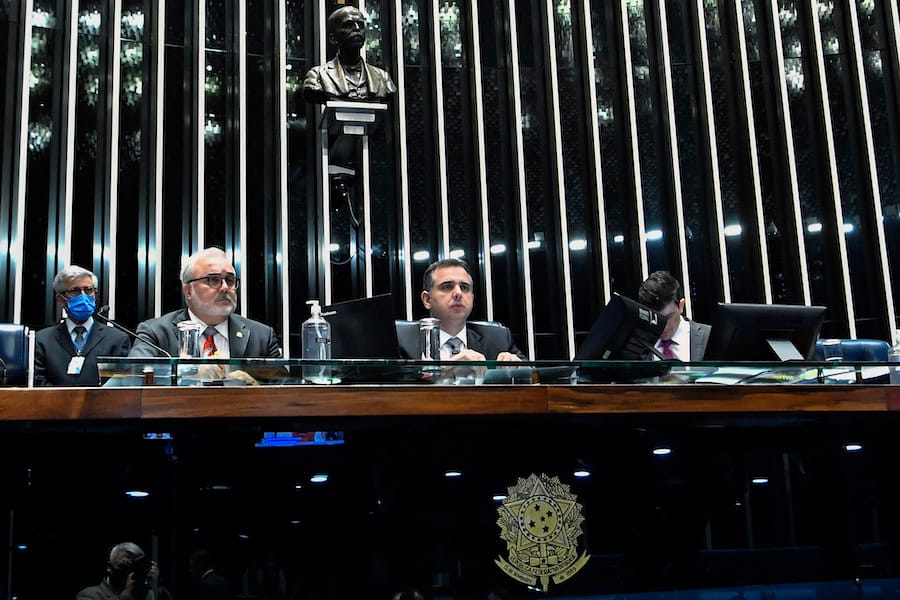 Plenário do Senado Federal durante sessão deliberativa ordinária semipresencial. Na ordem do dia, a Proposta de Emenda à