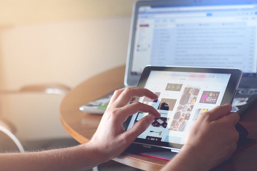 Imagem mostra uma pessoa usando um iPad / Foto: Taras Shypka/Unsplash