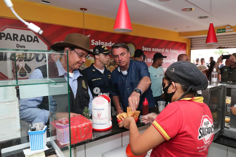Em Toritama (PE), no dia 21 de outubro de 2021, Bolsonaro fez uma parada não programada e comeu pastel com aliados / 📸 Is