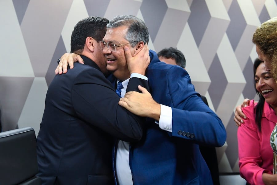 Pesidente da CCJ, senador Davi Alcolumbre (União-AP) cumprimenta indicado para exercer o cargo de ministro do Supremo Tribun