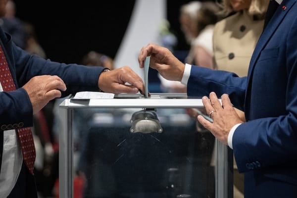 #1195: Extrema direita lidera eleições legislativas na França, aponta boca de urna