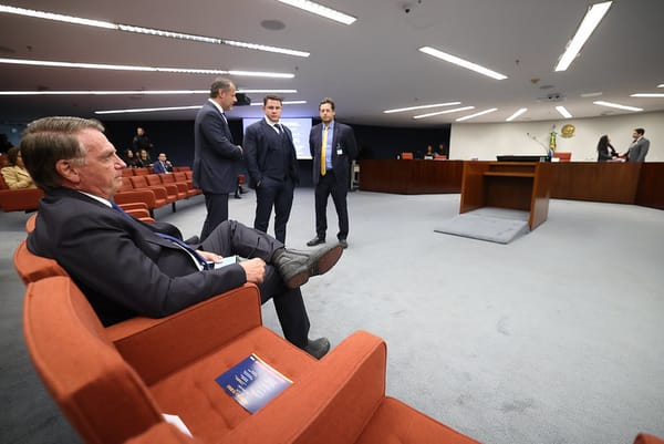 Moraes determina prisão domiciliar de Bolsonaro