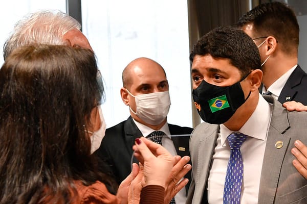 O ministro da CGU, Wagner Rosário, discute com senadores durante sessão da CPI da Pandemia no Senado