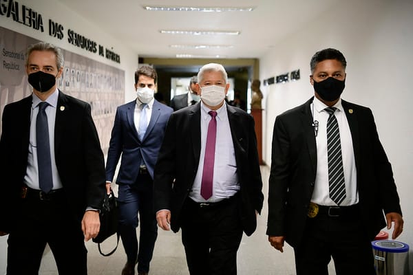 Raimundo Nonato chega ao Senado para prestar depoimento à CPI da Pandemia. A empresa da qual ele sócio firmou aditivos mili