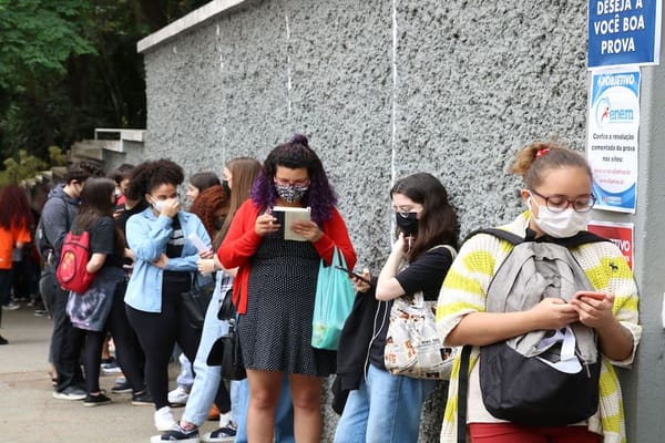 Estudantes esperam a abertura dos portões no primeiro dia de provas do Exame Nacional do Ensino Médio - Enem, na Universida