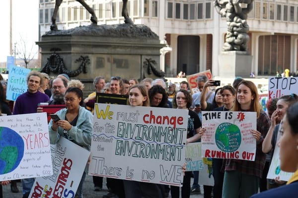Ativistas protestam contra as mudanças climáticas. COP26 teve destaques positivos e negativos. ONG elaborou documento intit