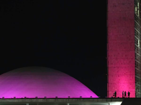 Imagem mostra a parte do Senado no Congresso Nacional iluminada de rosa, durante o mês de outubro. Casa precisa analisar a P