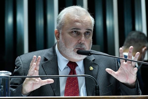 Em pronunciamento, à mesa, relator do PL 1.472/2021, senador Jean Paul Prates (PT-RN). Foto: Geraldo Magela/Agência Senado