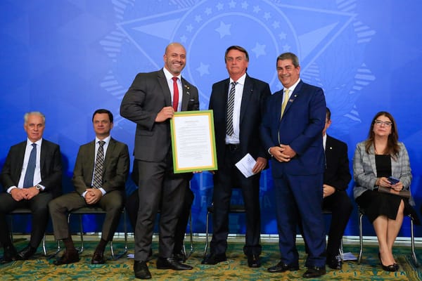 (Brasília-DF, 27/04/2022) Bolsonaro entrega placa com graça constitucional concedida a Daniel Silveira em encontro com Parl