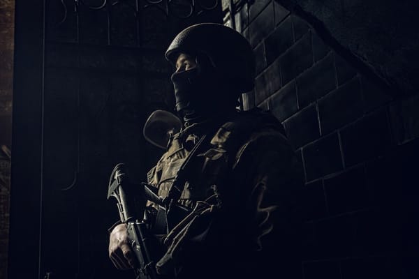 Soldado ucraniano na guerra, segundo foto divulgada pelas Forças Armadas da Ucrânia no Facebook / Foto: Reprodução/Facebo