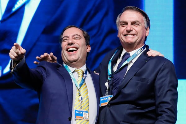 (Brasília - DF, 10/05/2019) Presidente da Caixa Econômica Federal, Pedro Guimarães entrega crachá da Caixa ao Presidente 