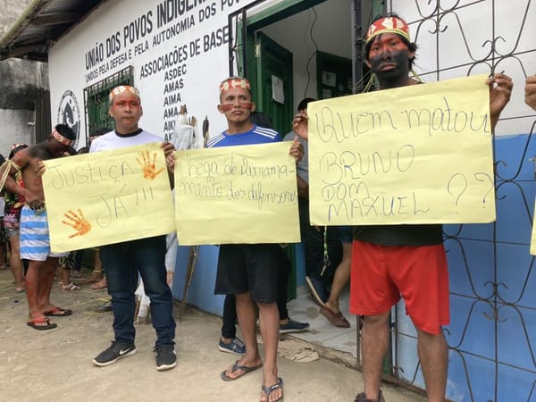 Ativistas indígenas reunidos em Atalaia do Norte para exigir justiça para Dom e Bruno. Foto: twitter Tom Phillips / divulga