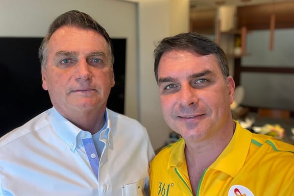 O presidente Jair Bolsonaro junto de seu filho, o senador Flávio Bolsonaro, antes da convenção do PL /Foto: Reprodução/T