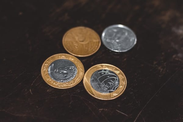 Imagem mostra 4 moedas de real (R$), sendo duas de R$ 1, uma de R$ 0,50 e outra de R$ 0,25 / Foto: Eduardo Soares/Unsplash