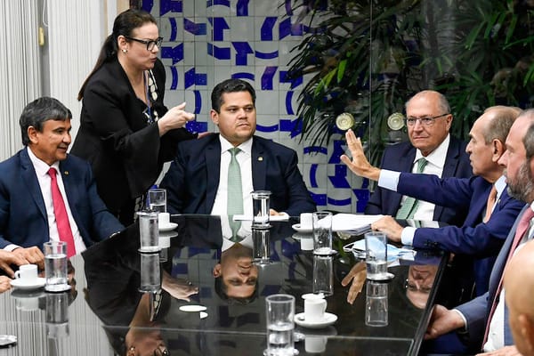 Relator-geral do Orçamento, senador Marcelo Castro (MDB-PI), recebe do vice-presidente eleito e coordenador do governo de tr