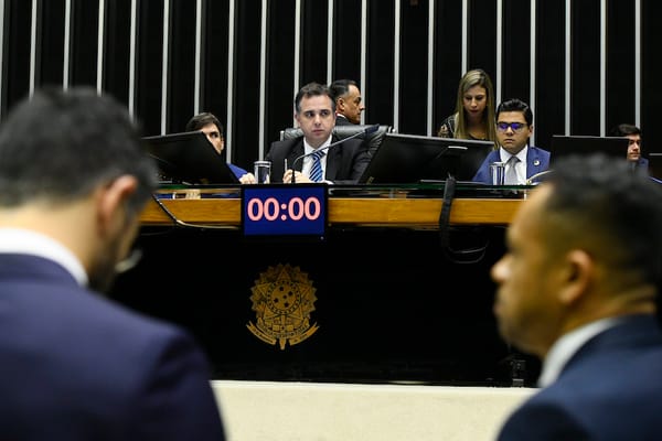 Em destaque, o presidente do Senado, Rodrigo Pacheco (PSD-MG), no plenário da Câmara, durante sessão conjunta do Congresso