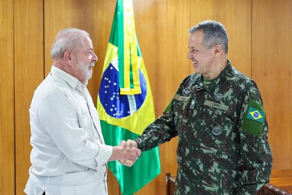 Lula cumprimenta o general Tomás Miguel Ribeiro Paiva, seu escolhido para comandar o Exército / Foto: Ricardo Stuckert/Divu