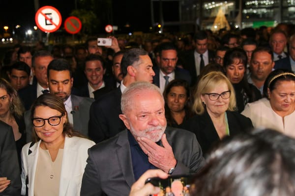 O presidente Luiz Inácio Lula da Silva, governadores e autoridades, cruzam a Praça dos Três Poderes para visitar as instal