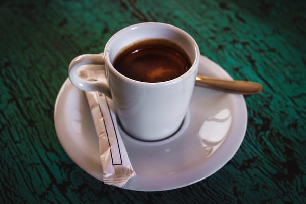 Num espresso, você fica bem informada/o com a curadoria do Correio Sabiá / 📸 Louis Hansel/Unsplash