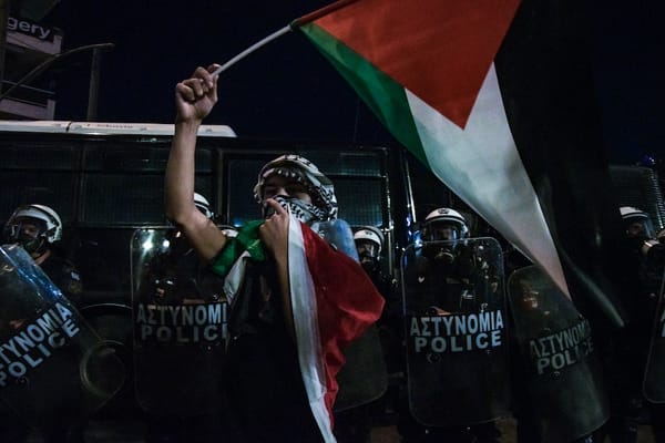 Palestino protesta em Atenas, na Grécia, à frente da Embaixada de Israel / 📸 Iason Raissis/Unsplash